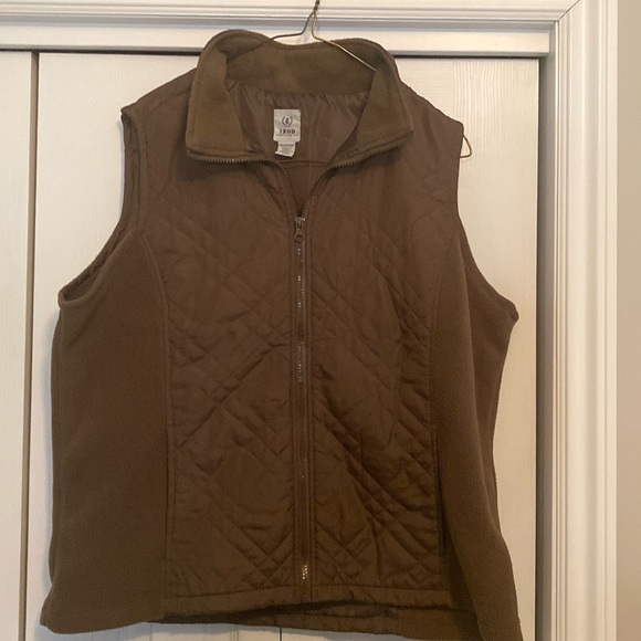 209.  IZOD Vest Size XL - Picture 1 of 3